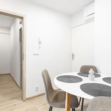 2 Bedroom Apartment With A Terrace Near The Metro Prague Exterior photo